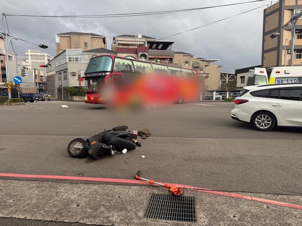 苗栗頭份遊覽車與機車碰撞 騎士驚險獲救