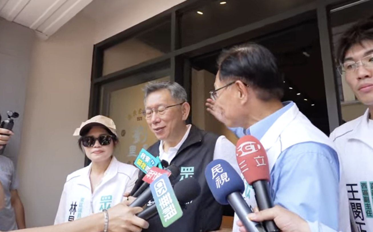 稱柯文哲宣判後首度輔選、車掃 張啓楷拍肩問「有爽嗎?」