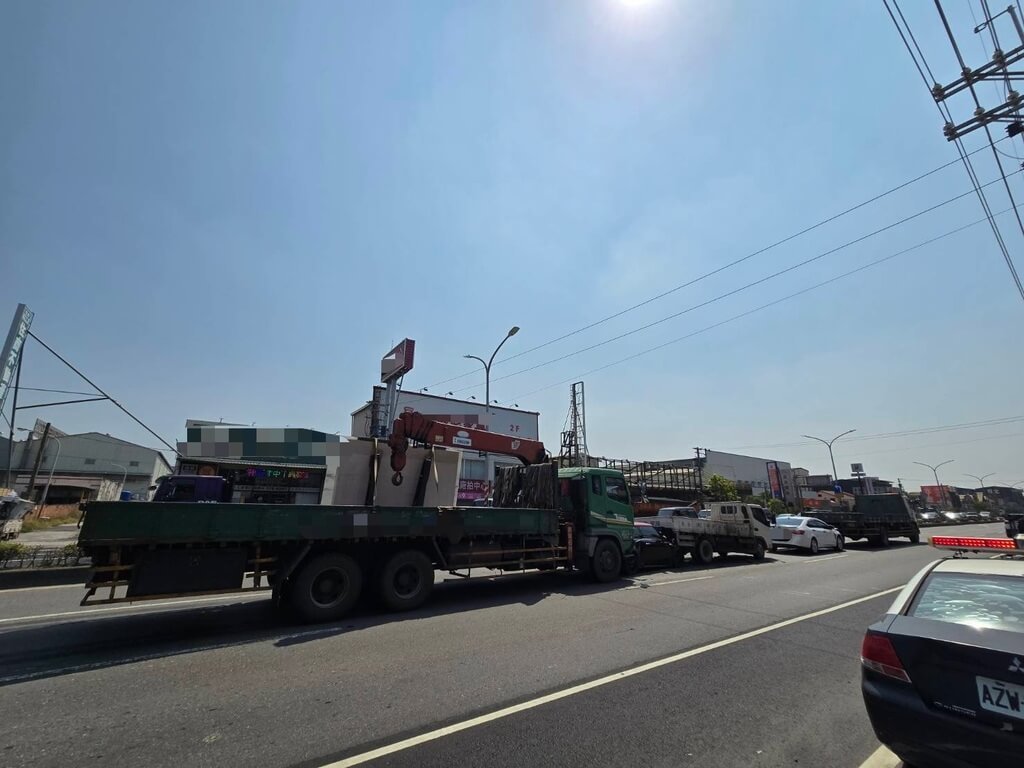 疑未保持安全車距 高雄仁武區5車追撞1人傷