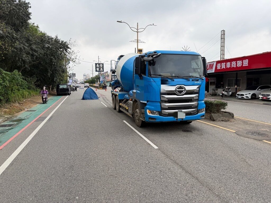 桃園死亡車禍 外送員騎車滑倒遭水泥預拌車輾過