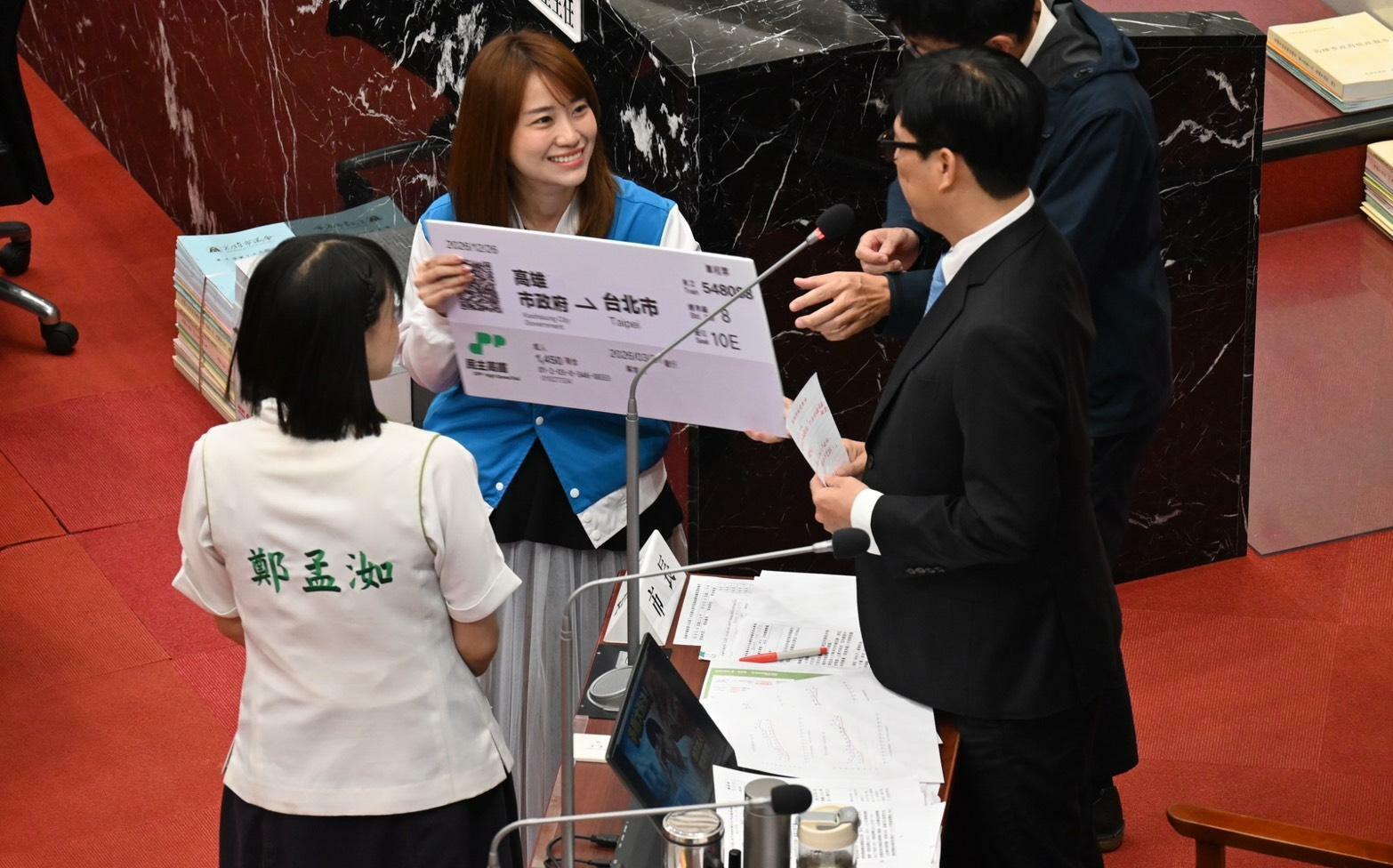 諷陳其邁出賣高雄人的肺 國民黨團贈單程高鐵票祝北上升官