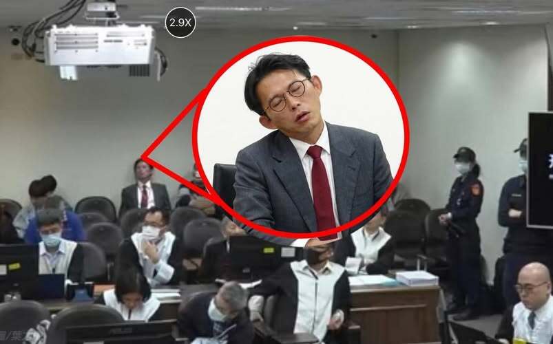 柯文哲法庭影像瘋傳 律師:被檢察官打臉、黃國昌打瞌睡醜態盡出 自取其辱