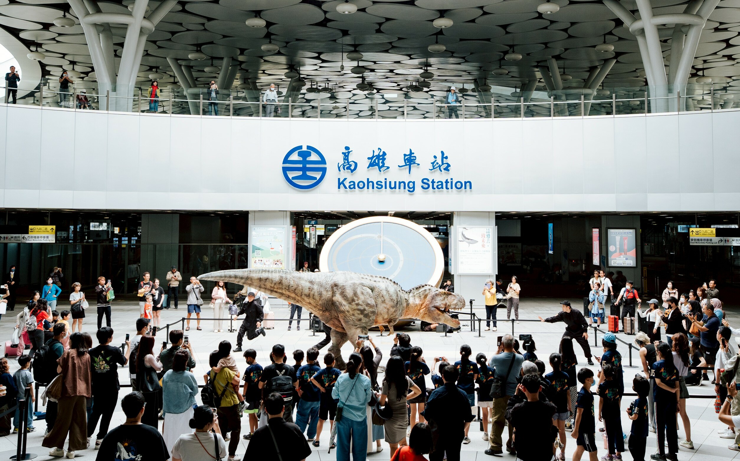 2026高雄兒童節活動暖身 擬真恐龍快閃現身高雄火車站