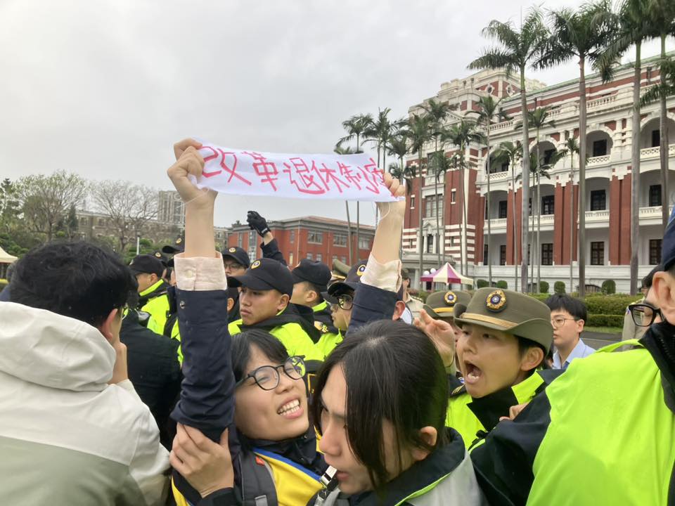 桃產總「愚人節行動」  赴總統府抗議：別把勞工當笨蛋