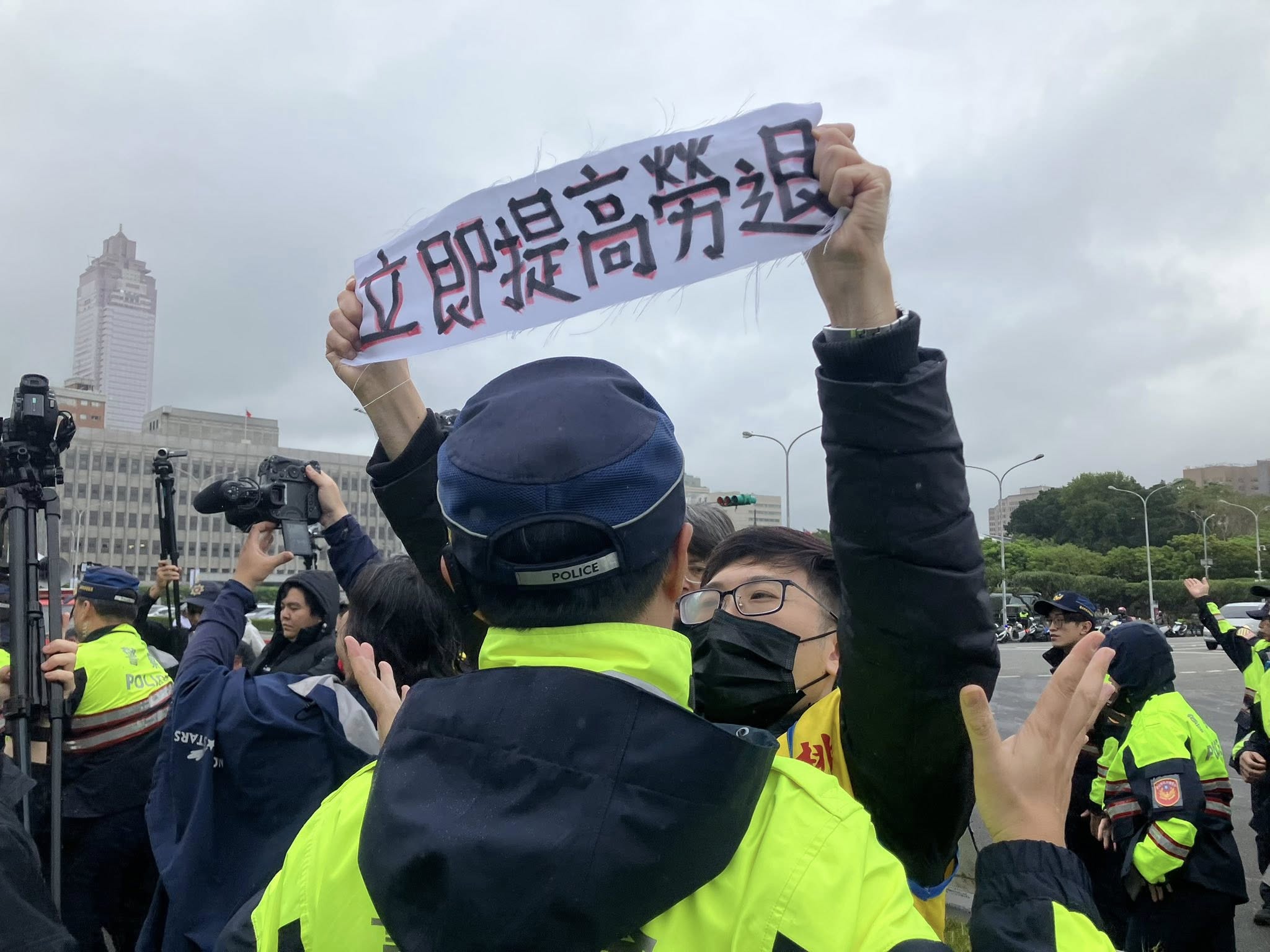  桃產總今（1）日上午 10 時前往總統府前進行抗議，據桃產總表示，已有四個成員被管束。 圖：桃園市產業總工會 提供 