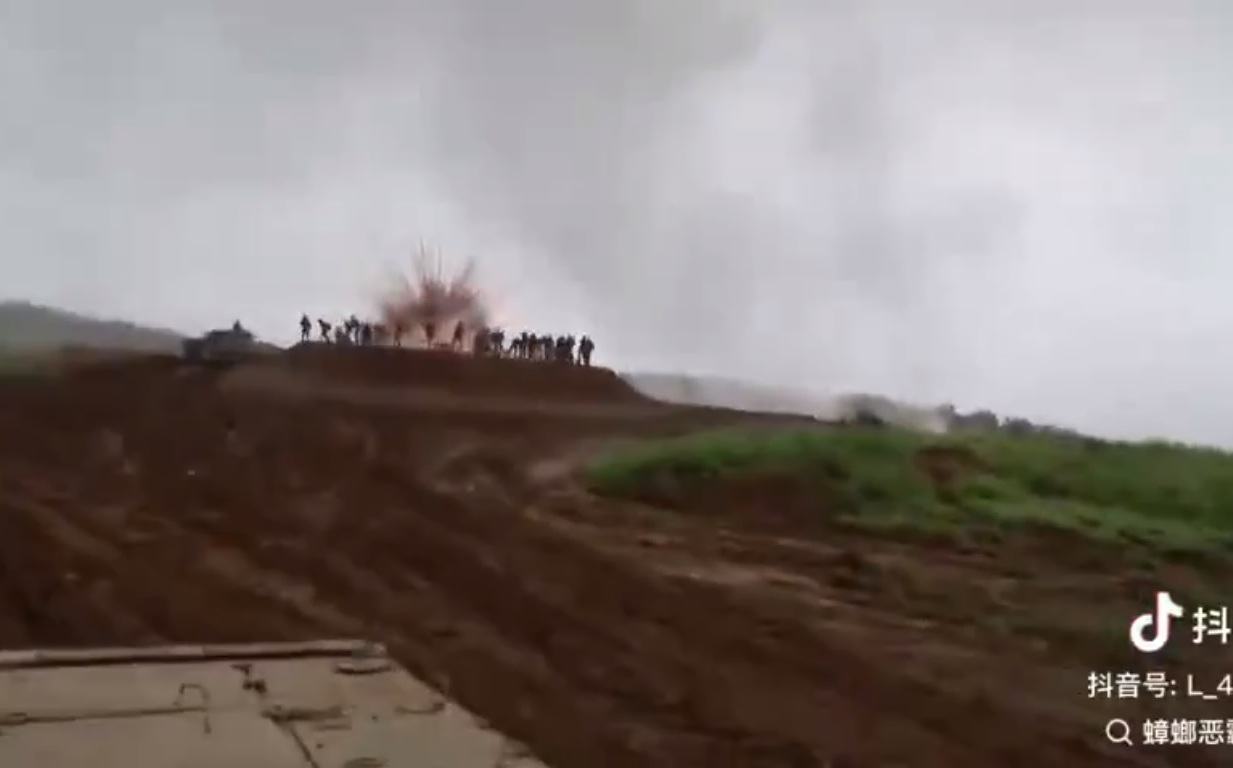 解放軍演習驚傳大烏龍！ 坦克意外「砲擊」觀測官 土丘上一排人急落跑