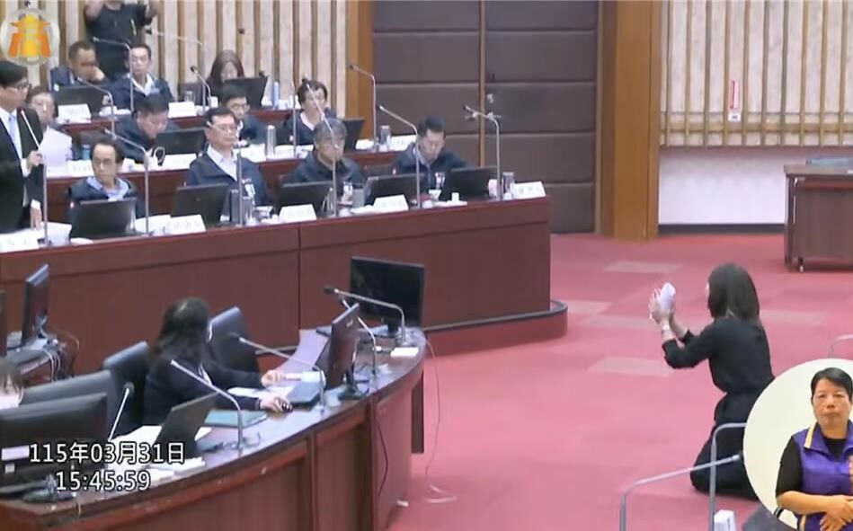 議員當眾向陳其邁下跪 違建戶拆除爭議引發兩極評價