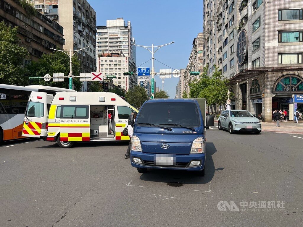 北市公車女乘客未到站下車遭小貨車撞傷 警開罰