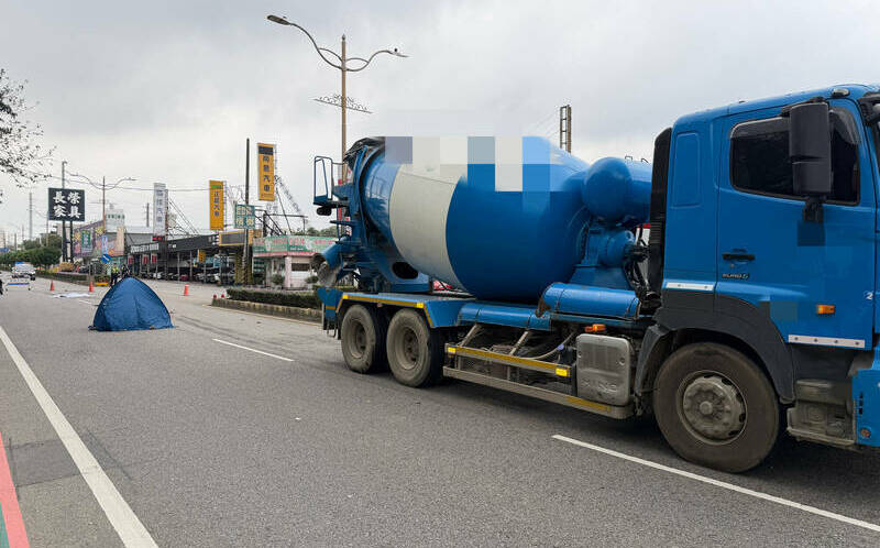 中壢外送員慘死水泥車輪下!網質疑為比中指才摔車 家屬淚喊:可能在求救