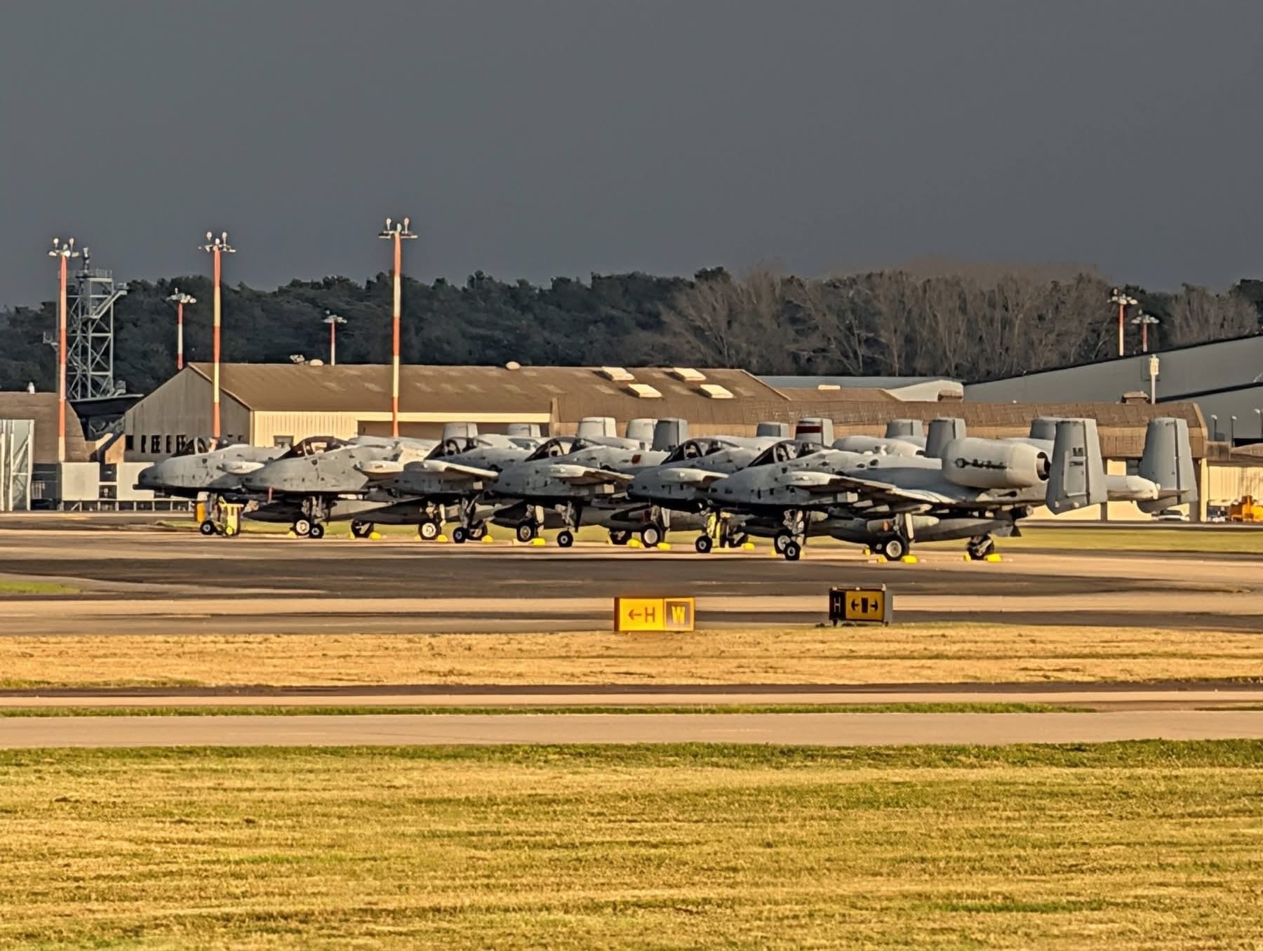  美國空軍的 A-10 雷霆二式攻擊機目前已至少 18 架出現在英國。 圖:翻攝自 X @Osinttechnical 
