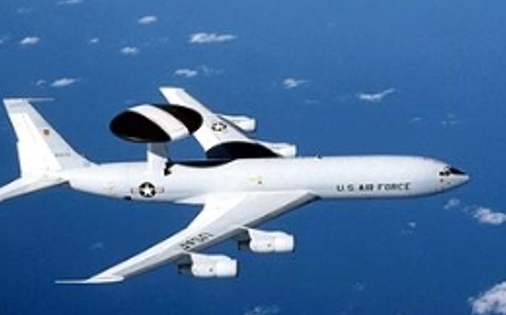 美E-3B預警機波斯灣突發7700!驟降1300公尺西轉後消失 五角大廈尚無回應