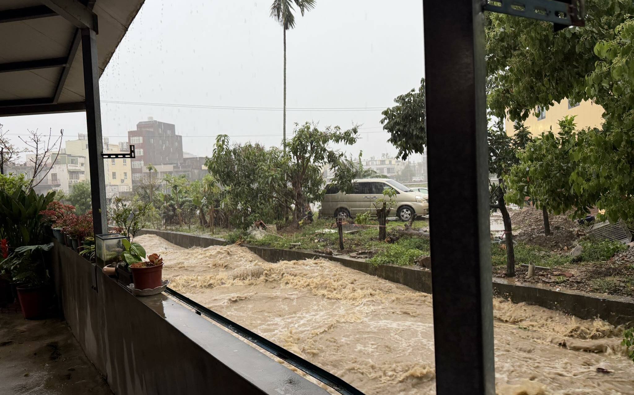 暴雨狂炸苗栗一夜!長春地下道封閉
