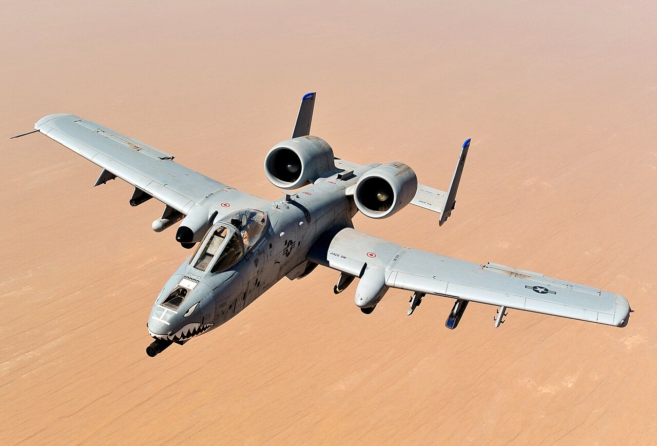 美軍一架 A-10 戰鬥機在救援過程中遭伊朗擊毀墜落。圖為美軍 A-10 戰鬥機。 翻攝自 Ｘ @Globalsurv