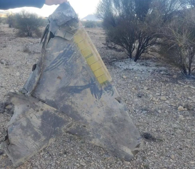  美軍被伊朗擊落的F-15E 打擊鷹戰機殘骸。 圖 : 翻攝自伊朗國家電視台 