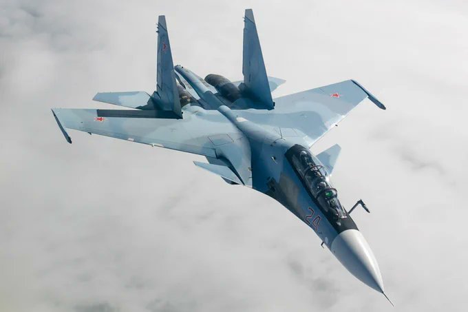 俄羅斯國防部證實，一架蘇-30 戰鬥機在被佔領的克里米亞墜毀，機組人員已成功彈射逃生。 圖:翻攝自X@BreakingAlert_