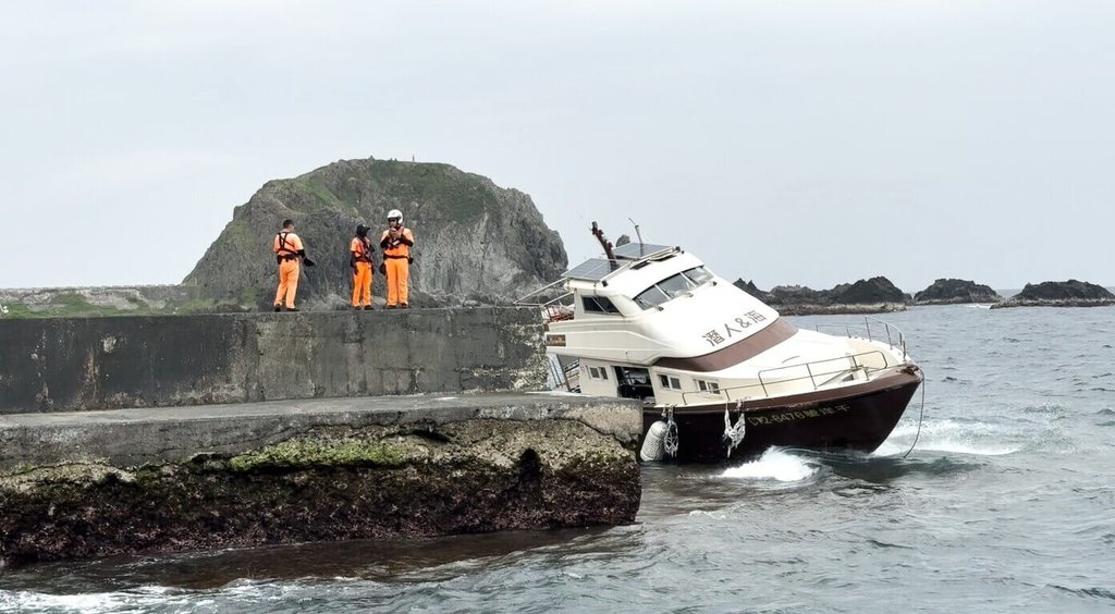 綠島載客船擱淺 約20潛水客游回碼頭無人受傷