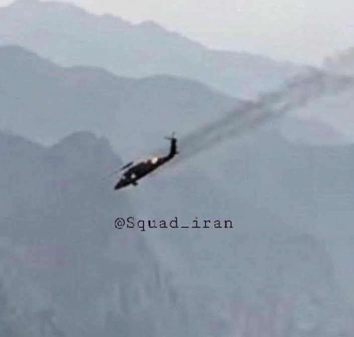  美軍直升機被擊中後冒出黑煙。 圖 : 翻攝自伊朗革命衛隊 