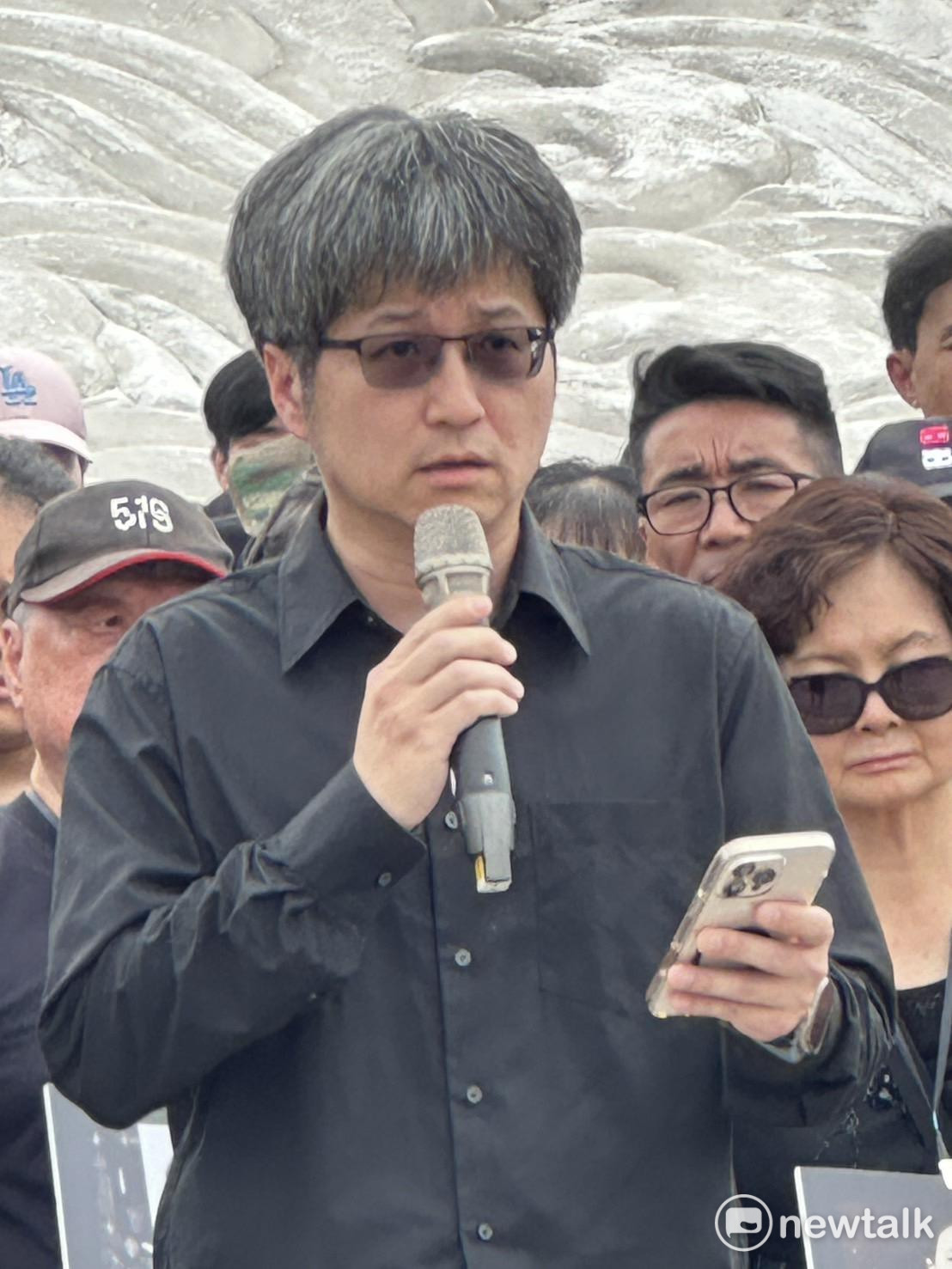  519行動組合及58個民間社團今（5）共同發起「台灣不需要獨裁者紀念堂」活動。圖為台大歷史系教授吳俊瑩。 圖：朱蒲青/攝 