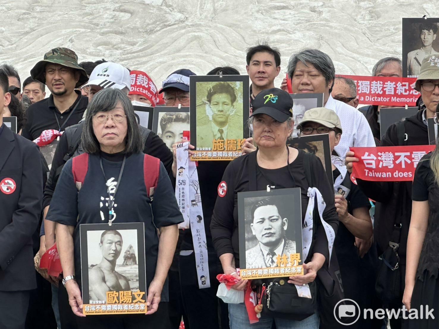  519行動組合及58個民間社團今（5）共同發起「台灣不需要獨裁者紀念堂」活動。 圖右為二二八政治受難者家屬林黎彩、圖左為白色恐怖受難者家屬歐陽煇美。圖：朱蒲青/攝 