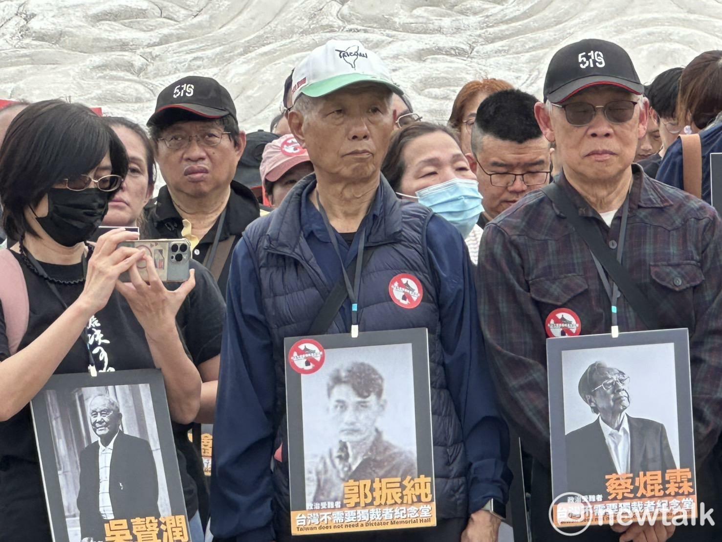  519行動組合及58個民間社團今（5）共同發起「台灣不需要獨裁者紀念堂」活動，民眾身戴政治受難者相片。 圖：朱蒲青/攝