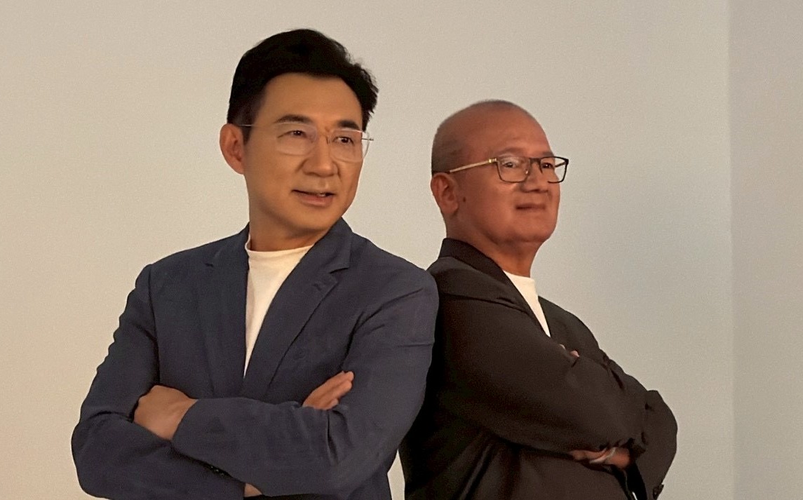 (影)母雞「笑容多一點」!江啟臣率藍營議員拍形象照 展現團結氣勢