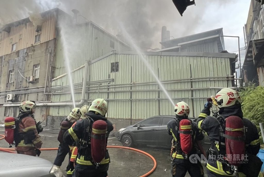 新北新莊工廠起火 警消:貯有化骨水外出戴口罩