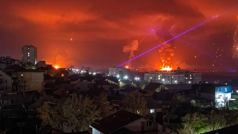  俄羅斯新羅西斯克（Novorossiysk）港口近日遭烏克蘭猛烈襲擊，火光沖天。 圖：取自 X 