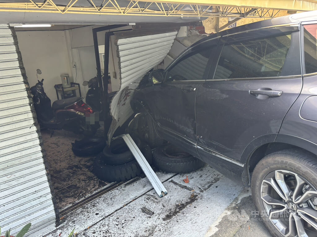 台中東勢轎車失控撞進民宅4人受傷 警調查原因