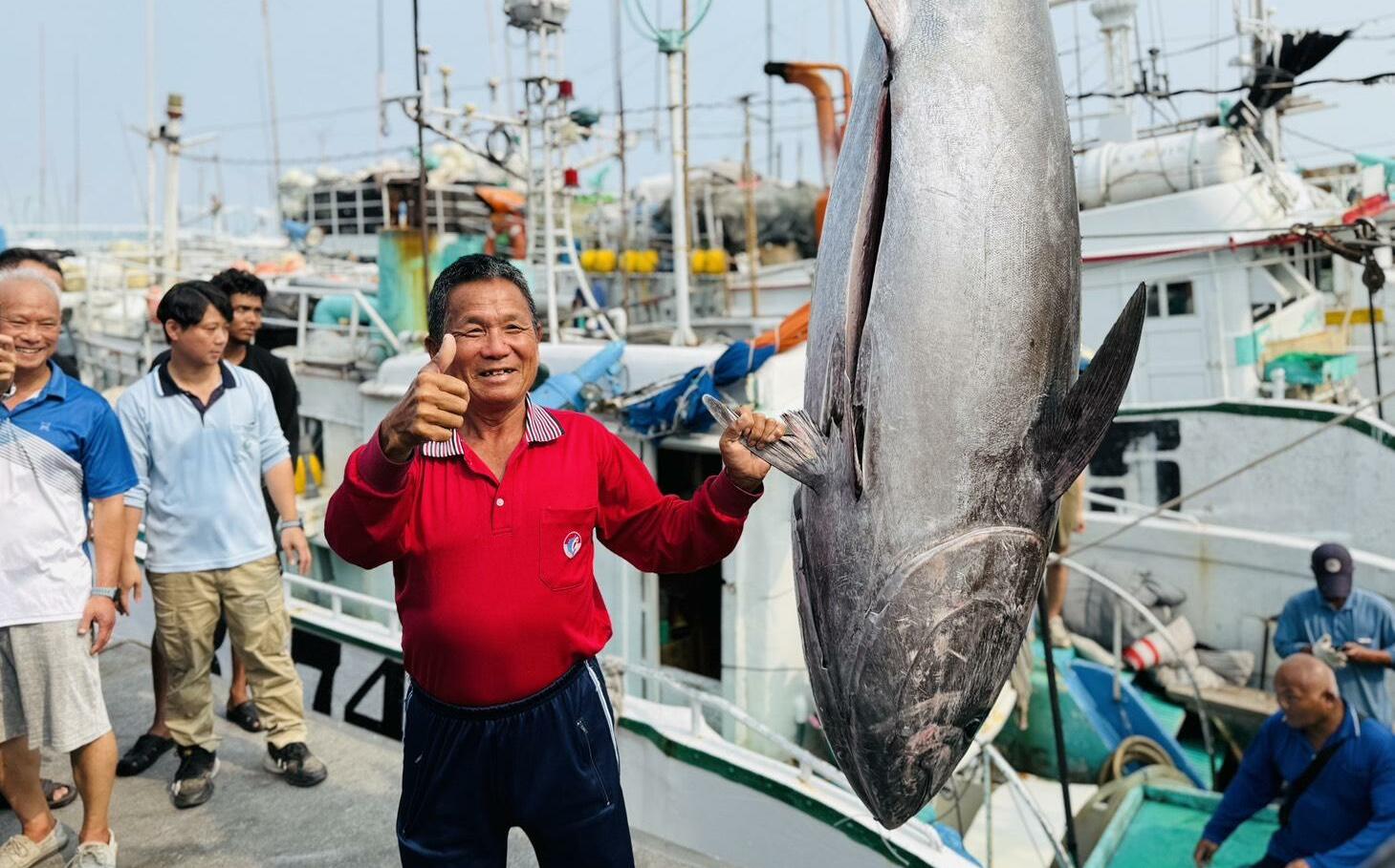 2026屏東第一鮪報到 資深船長洪福家喜奪頭采