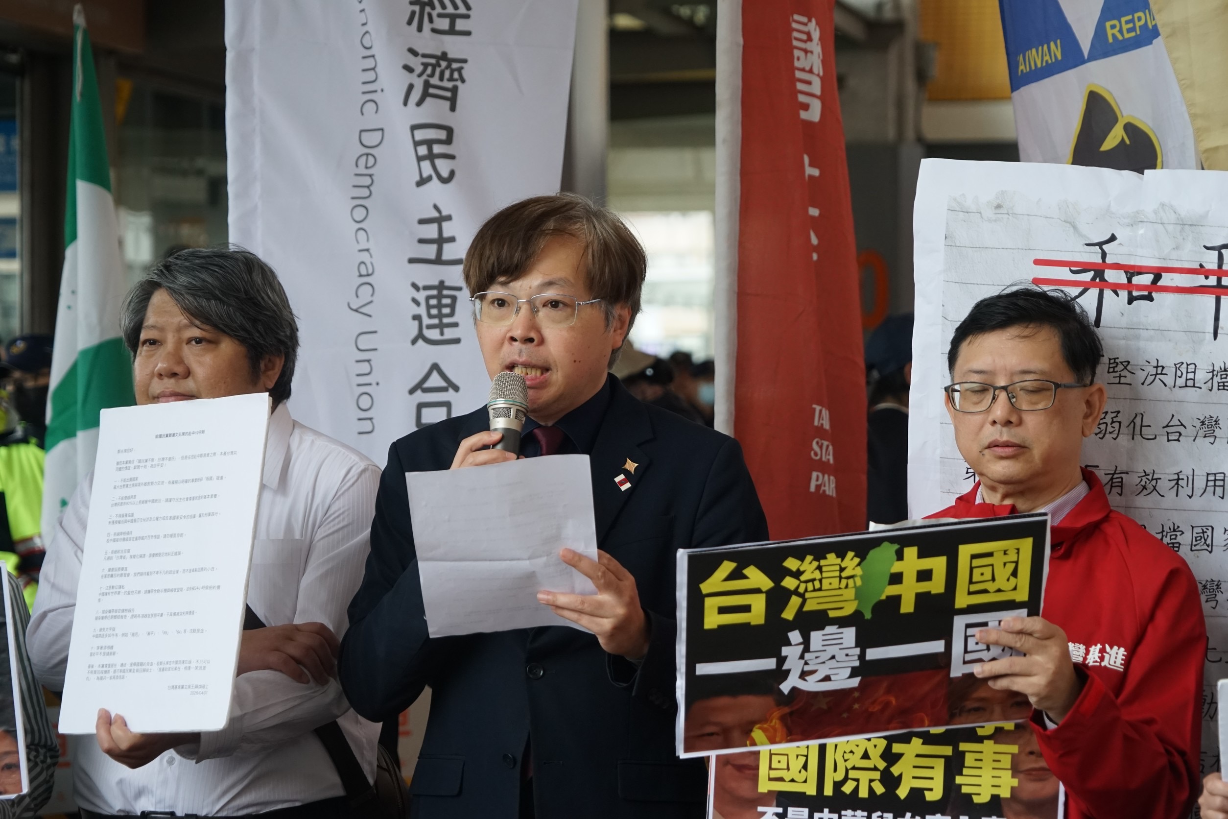 (影)台灣基進偕本土團體抗議「鄭習會」 獻策「赴中十守則」：不回來也可以！