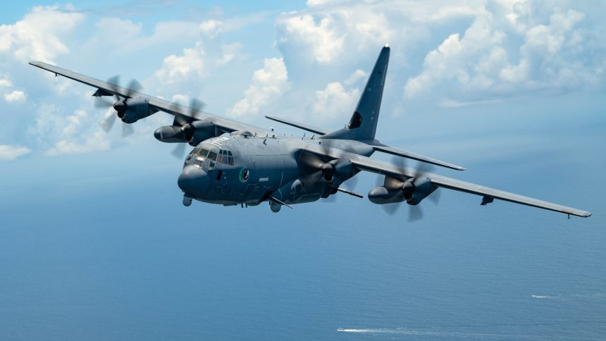 C-130運輸機在濕沙地受困緊急換機撤離，45分鐘內完成全員轉移。 圖：翻攝自 X @sohfangwei