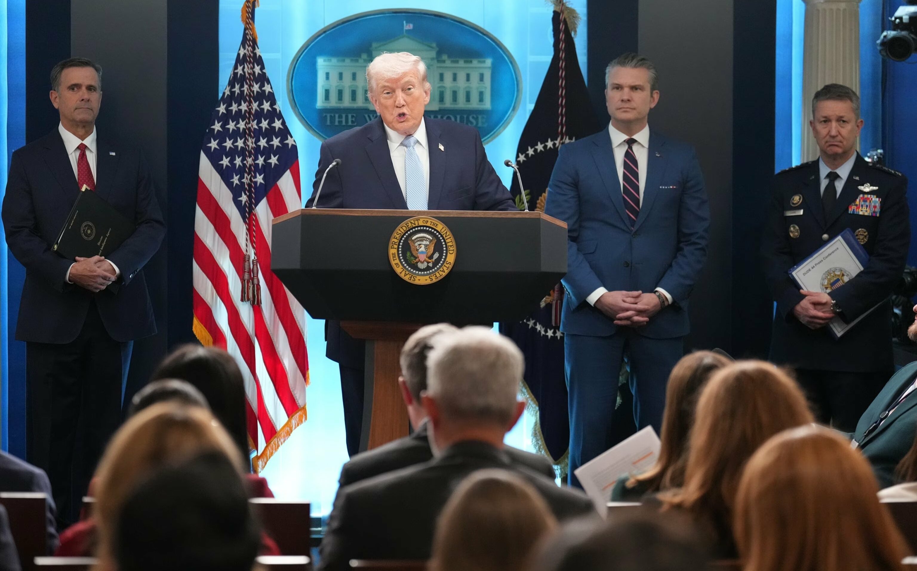 走漏消息險害營救破局?川普2日未眠怒查誰洩密 傳助美飛官伊數十居民被捕