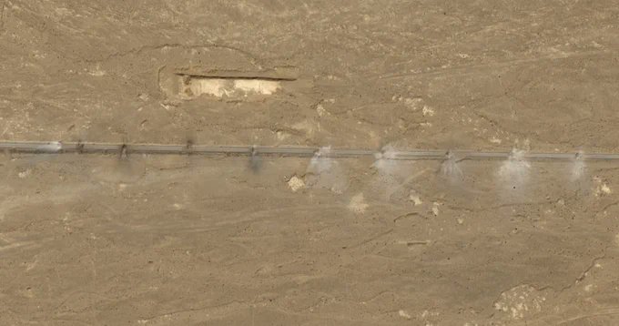 衛星影像顯示道路出現約28個大型彈坑，呈直線排列以切斷地面通行路線。 圖：翻攝自 X @BreakingAlert_