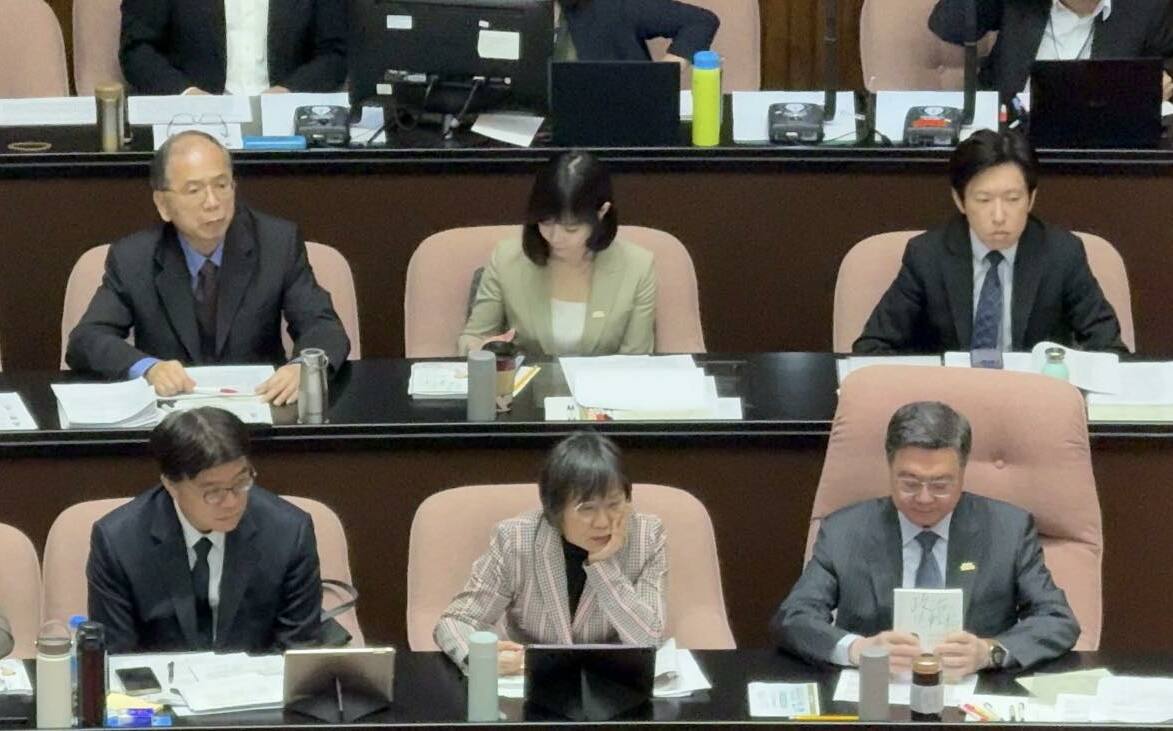 李貞秀空氣質詢、卓榮泰低頭看書　陳智菡酸：政治不難躺平就好