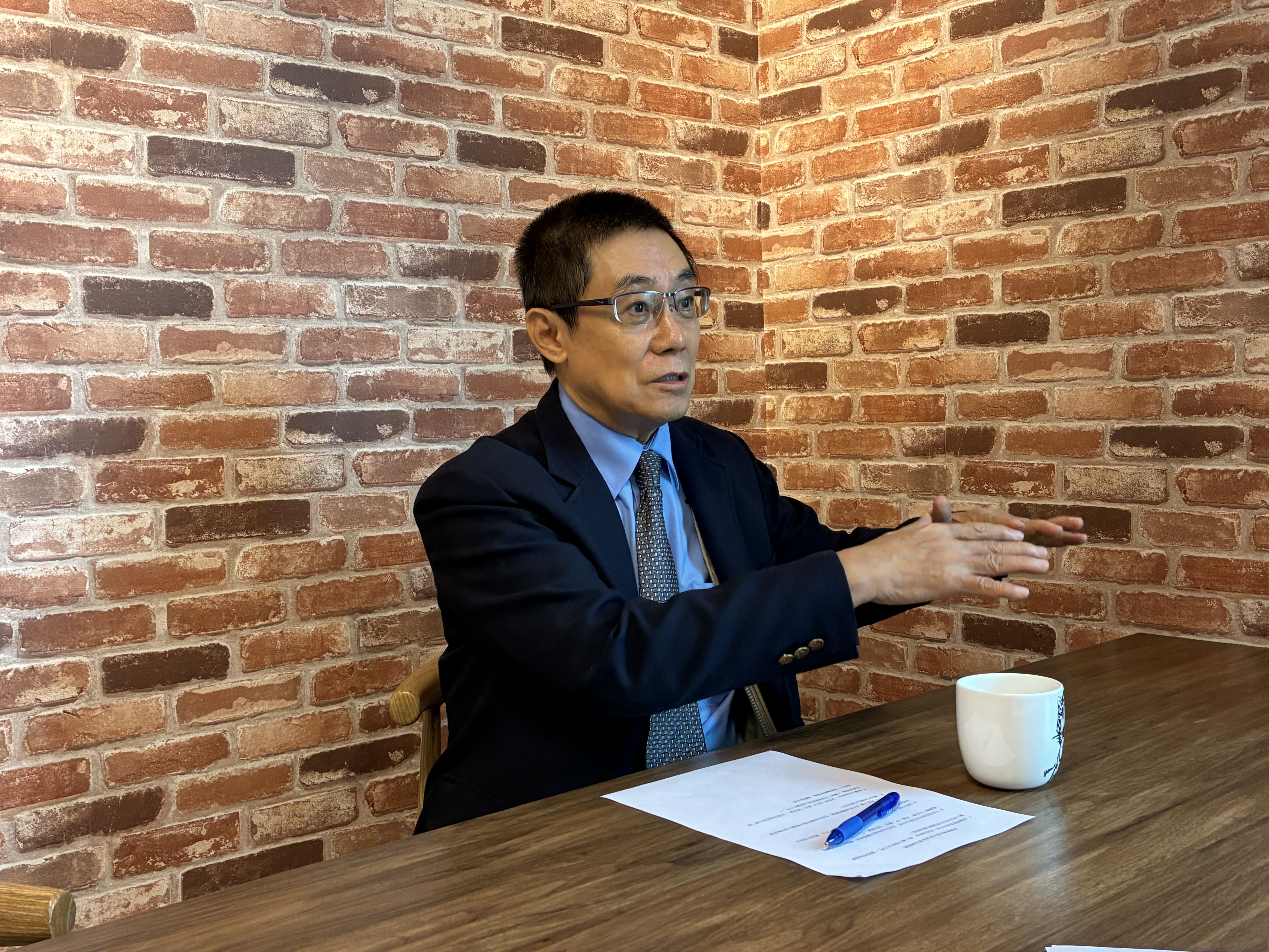  中國民運人士兼政治評論家曹長青爲日本首相高市早苗出版《日本第一女首相高市早苗 啟造「日本強大」的再次維新》新書。 圖：詹家威/攝 