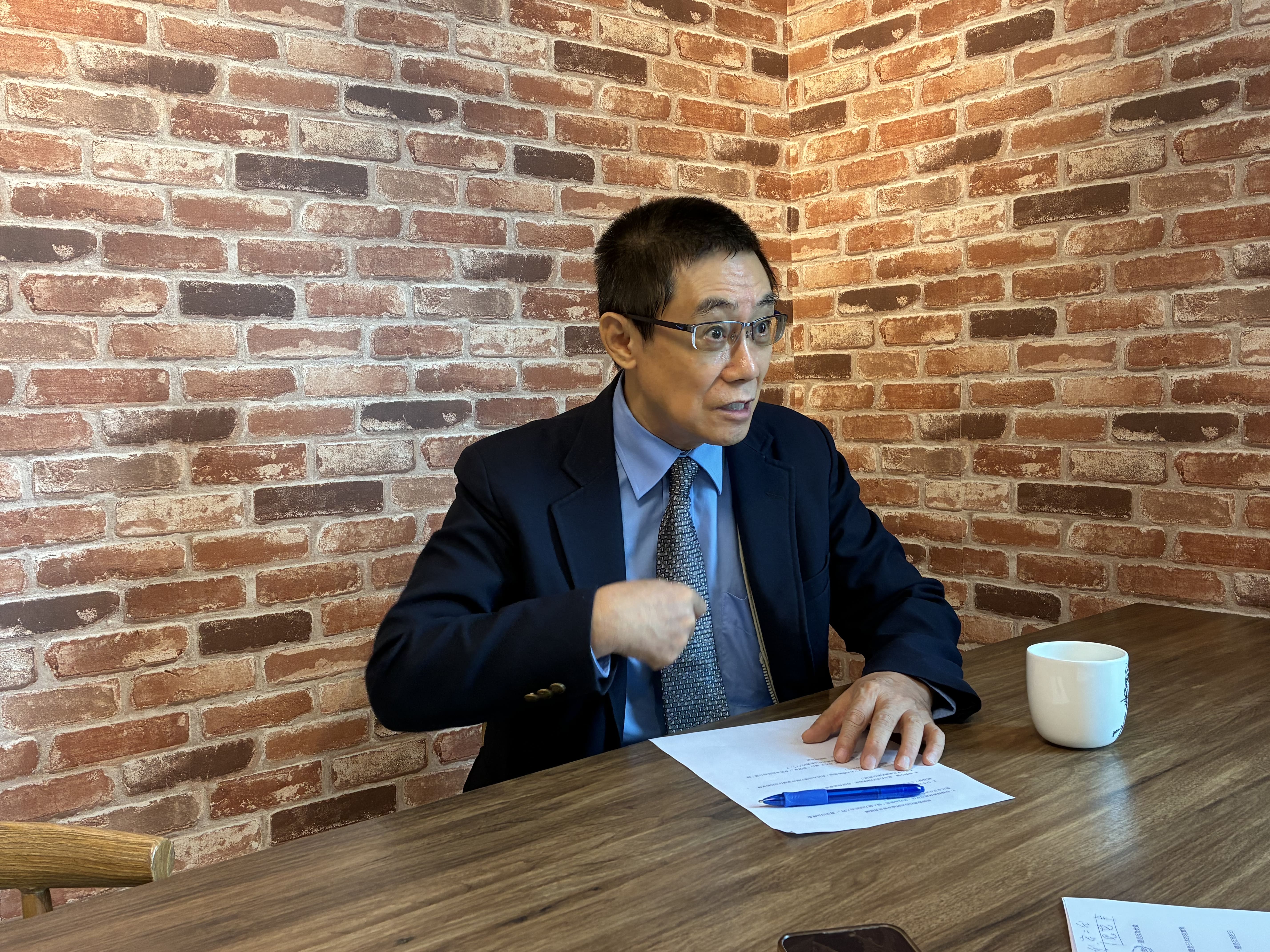 政治評論家曹長青爲日本首相高市早苗出版《日本第一女首相高市早苗 啟造「日本強大」的再次維新》新書，全球第一本中文著作。 圖：詹家威/攝 