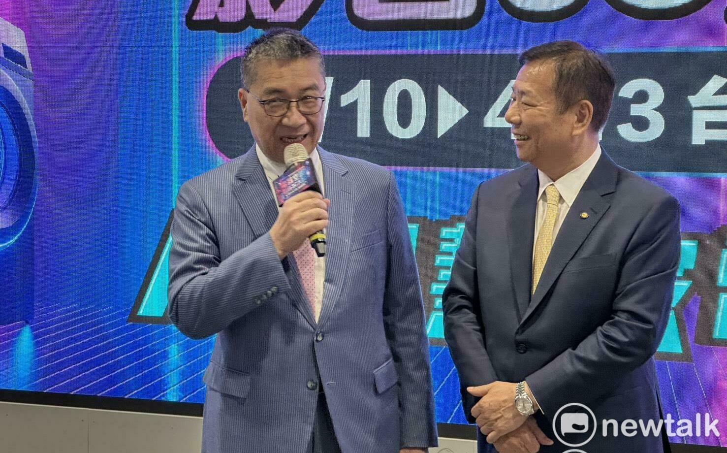 暗酸柯文哲 徐國勇逛展買電器:別讓媽媽跪著擦地板