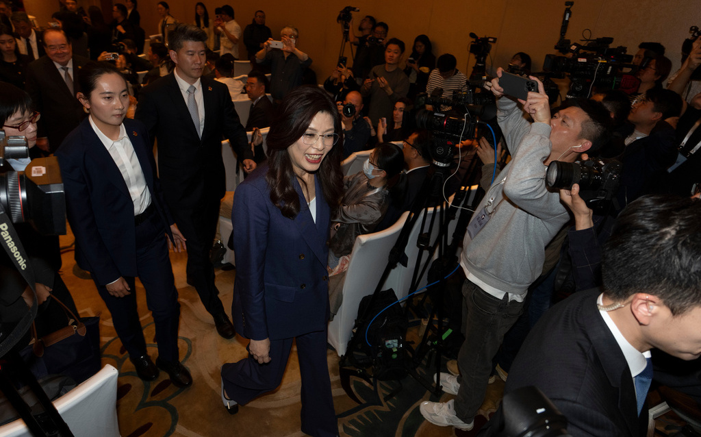 中南海最美女保鑣現身?鄭麗文訪中引熱議 貼身護衛身分掀網瘋傳