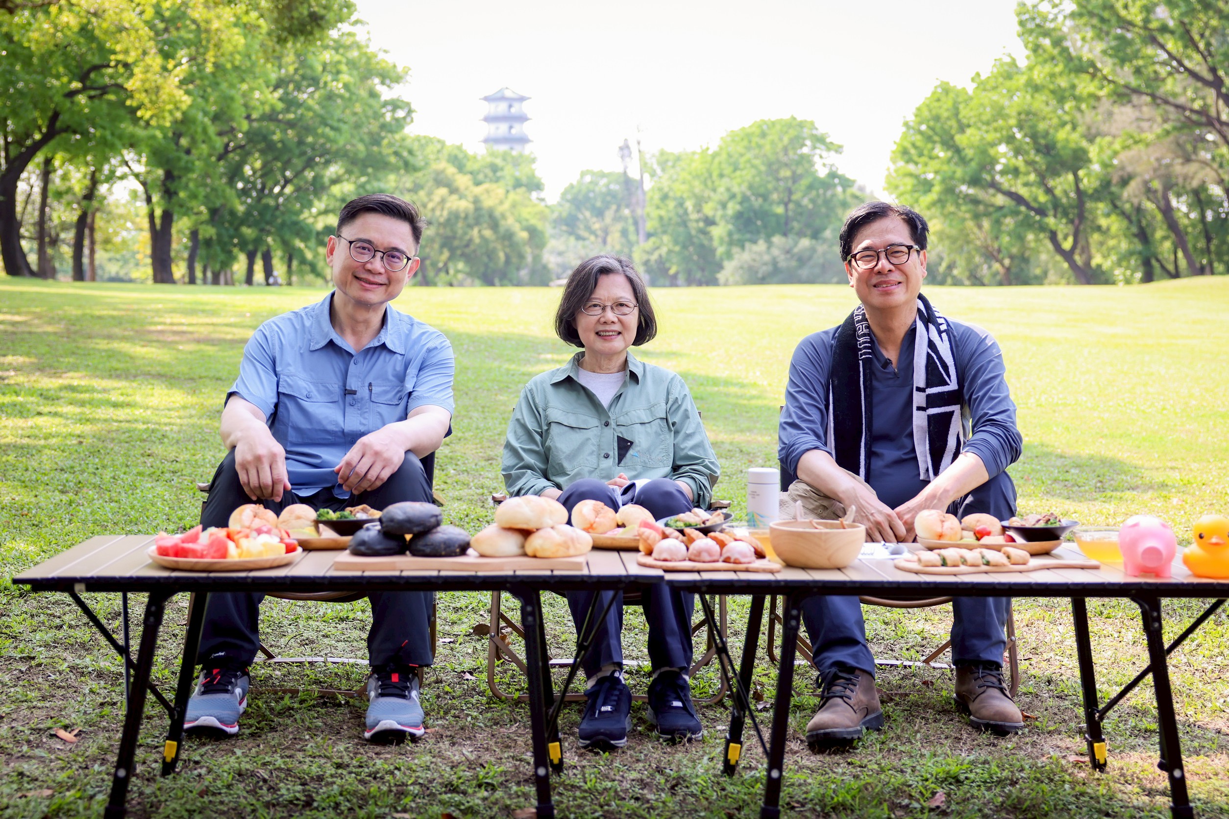  蔡英文(中)、陳其邁(右)合體賴瑞隆(左)在高雄果嶺公園野餐，蔡英文曾以「賣命之徒」形容賴瑞隆長期投入高雄，陳其邁則強調，每一任市長都有自己的特色與時代課題。 圖：賴瑞隆辦公室/提供（資料照）