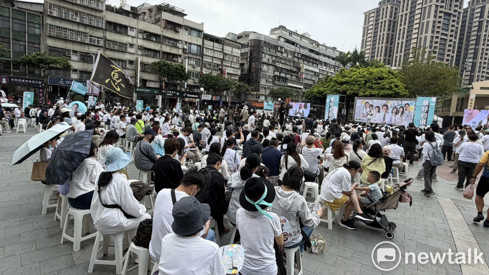  黃國昌在新北市三重區舉辦「411讓新北更有型」誓師大會，現場人潮。 圖：高逸帆／攝 