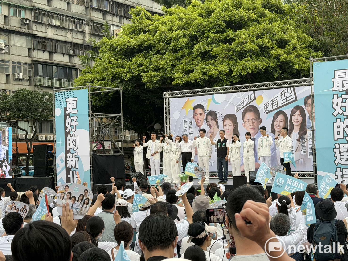  黃國昌在新北市三重區舉辦「411讓新北更有型」誓師大會，現場一起高喊凍蒜。 圖：高逸帆／攝 