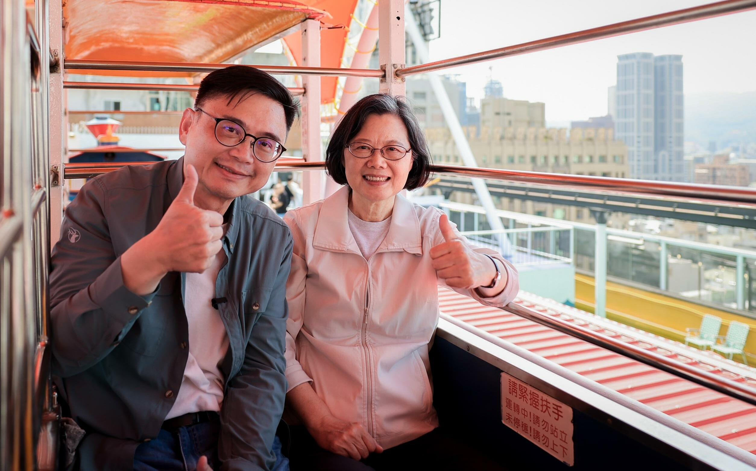 賴瑞隆高雄帶路   蔡英文朝聖全台歷史最久頂樓樂園