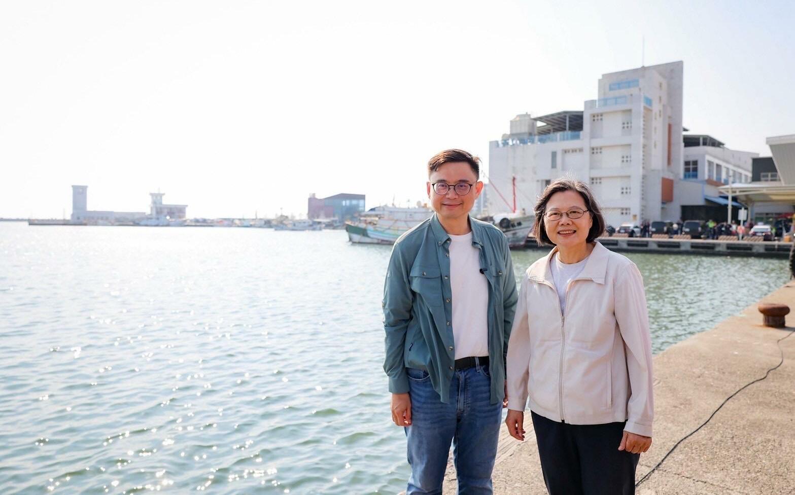 陪蔡英文體驗蚵仔寮海味魅力 賴瑞隆自許接棒陳其邁建設大高雄