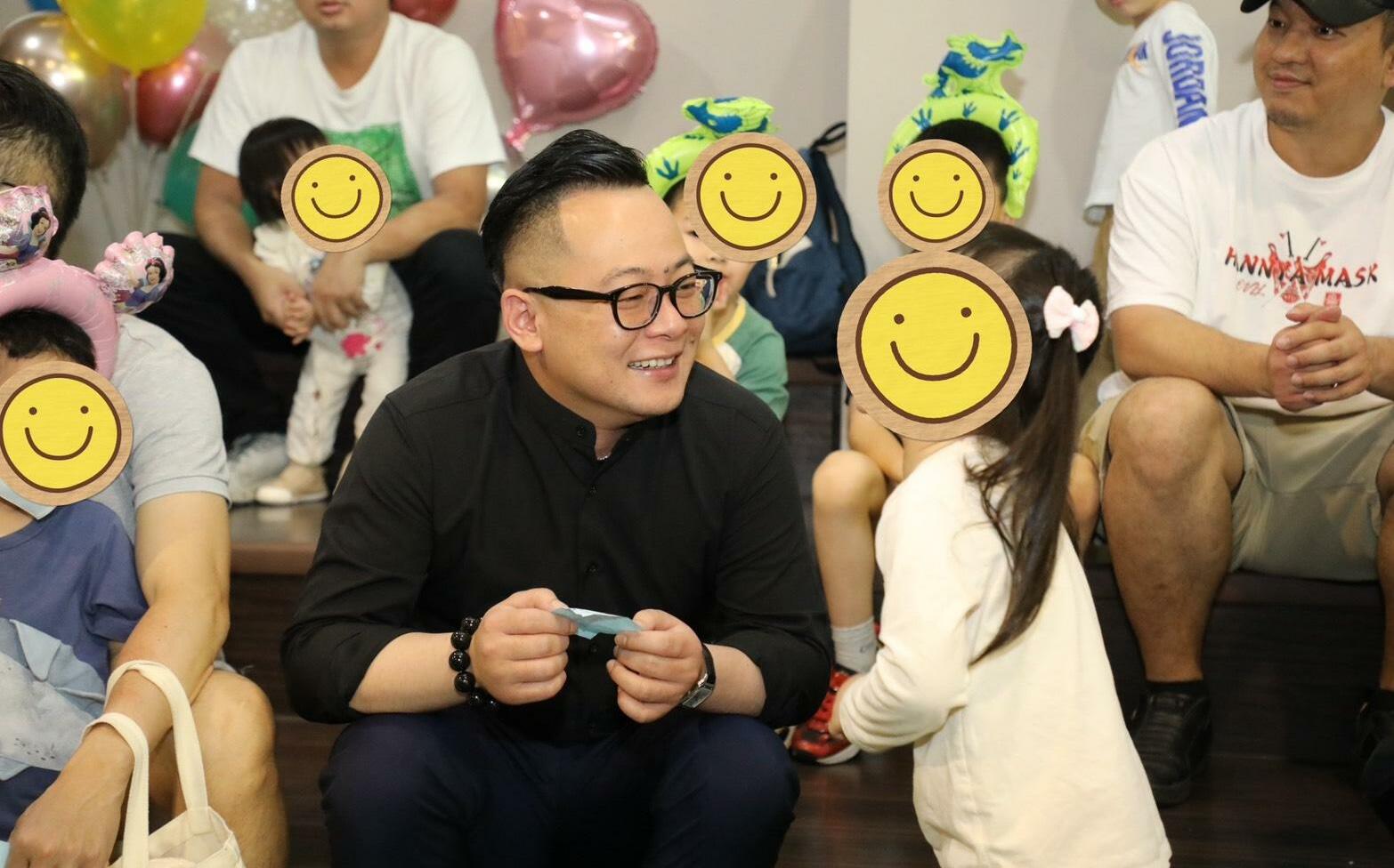 (影)化身「蛋糕叔叔」深入社區 童子瑋發表 加碼發放萬元入學禮金