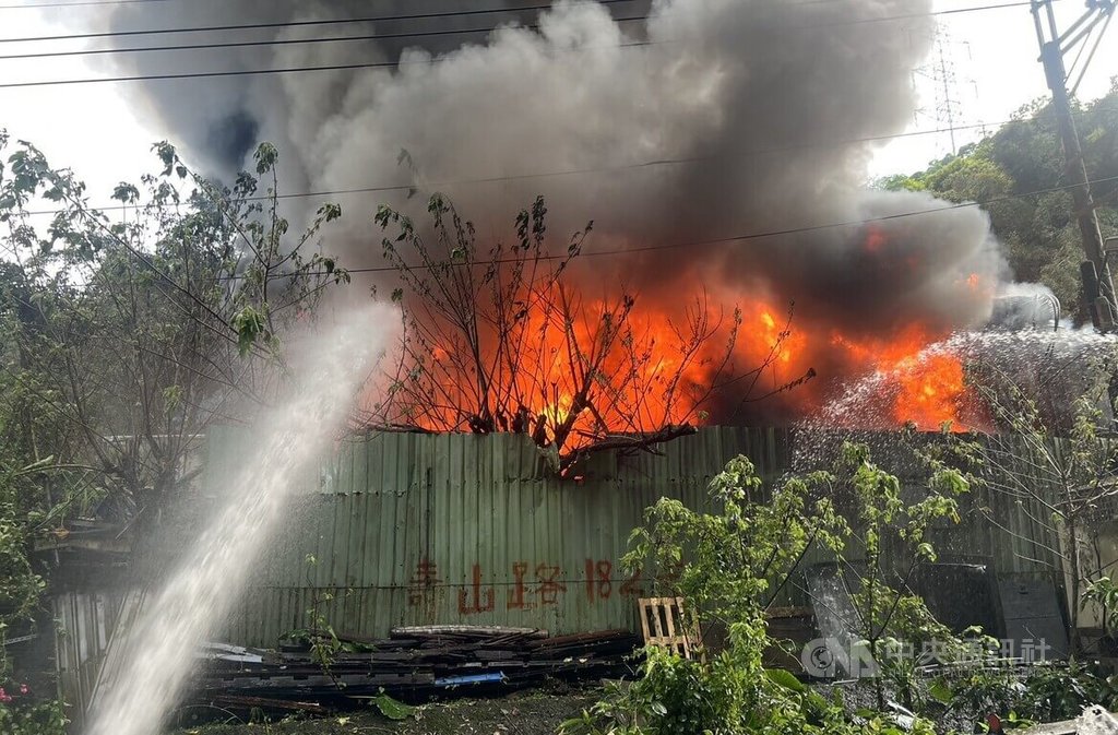 新莊鐵皮工廠起火竄濃煙 警消籲居民外出戴口罩