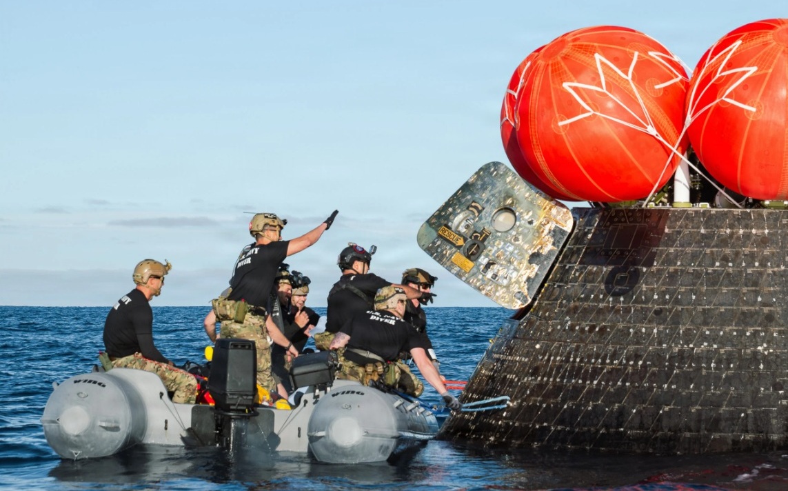 「誠信」抵達!美海軍救援部隊成功回收「阿提米斯2號」太空艙