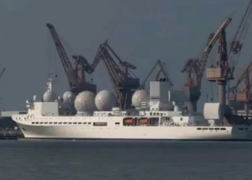  中國間諜船不斷出現在波斯灣的美軍航母周邊，疑蒐集重要軍事參數，並將資訊傳給伊朗。 圖 : 翻攝自 X / WAR 
