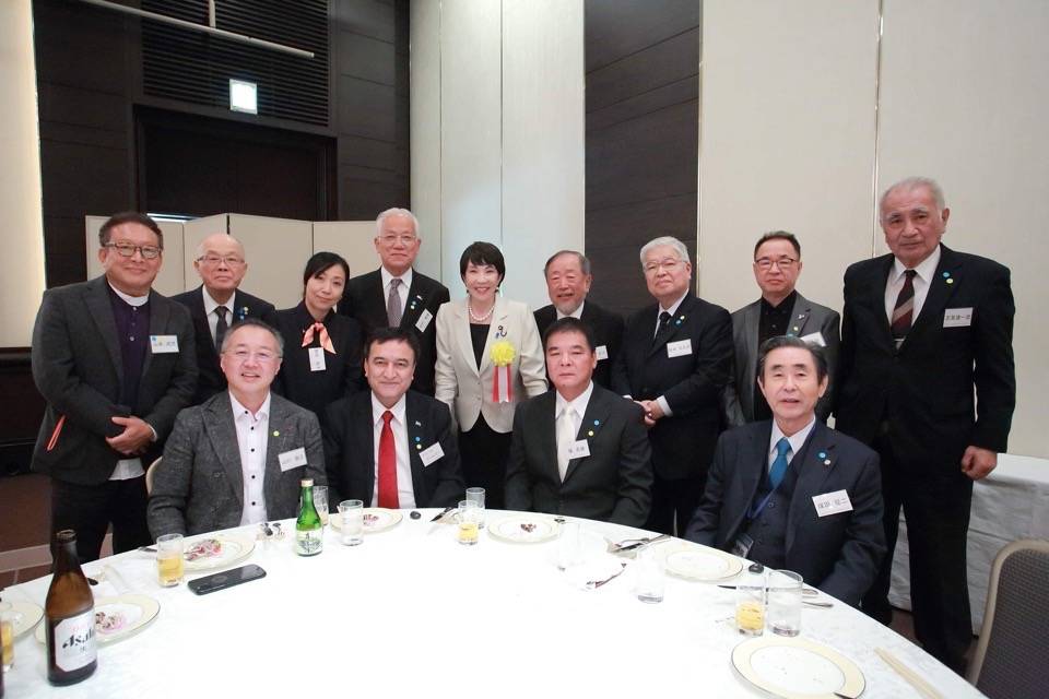  張吉雄(前排右二)赴日參與高市早苗(後排中)競選活動。 圖：張吉雄/提供 