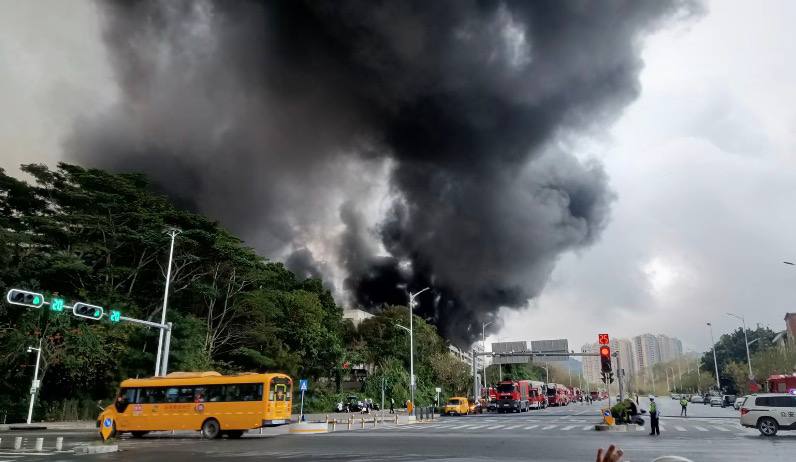 中國電動車龍頭比亞迪位於深圳坪山園區，14 日凌晨突發火警，火勢猛烈、濃煙直竄天際。 圖:翻攝自X帳號@HeyBlackjack21