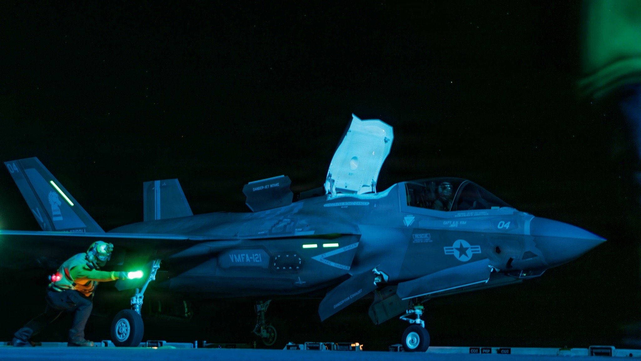 美軍「的黎波里號」兩棲攻擊艦（USS Tripoli，LHA-7）正於夜間進行高強度飛行作業，甲板燈光劃破海上黑暗，戰機起降頻繁。 圖:翻攝自X帳號@LPX2019 